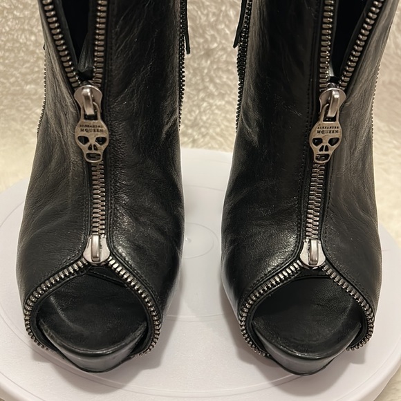 EEUC Alexander McQueen Black Leather Skull Peep-Toe Ankle Boots Size 36.5 (6.5) - Picture 5 of 12